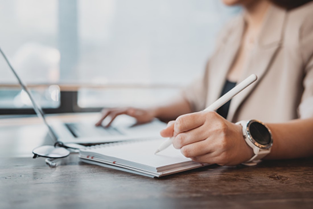 Woman taking note sin notepad